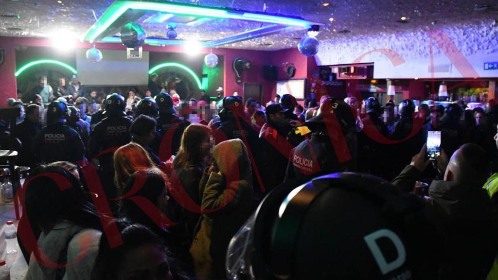 Imagen de los agentes de orden público en el interior del local