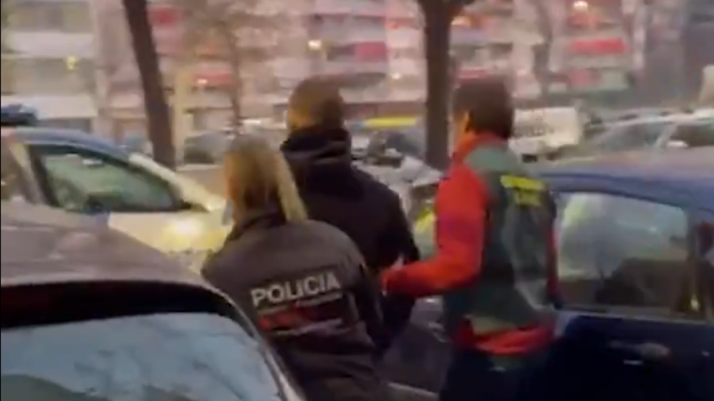 Imagen del momento de la detención de uno de los sicarios