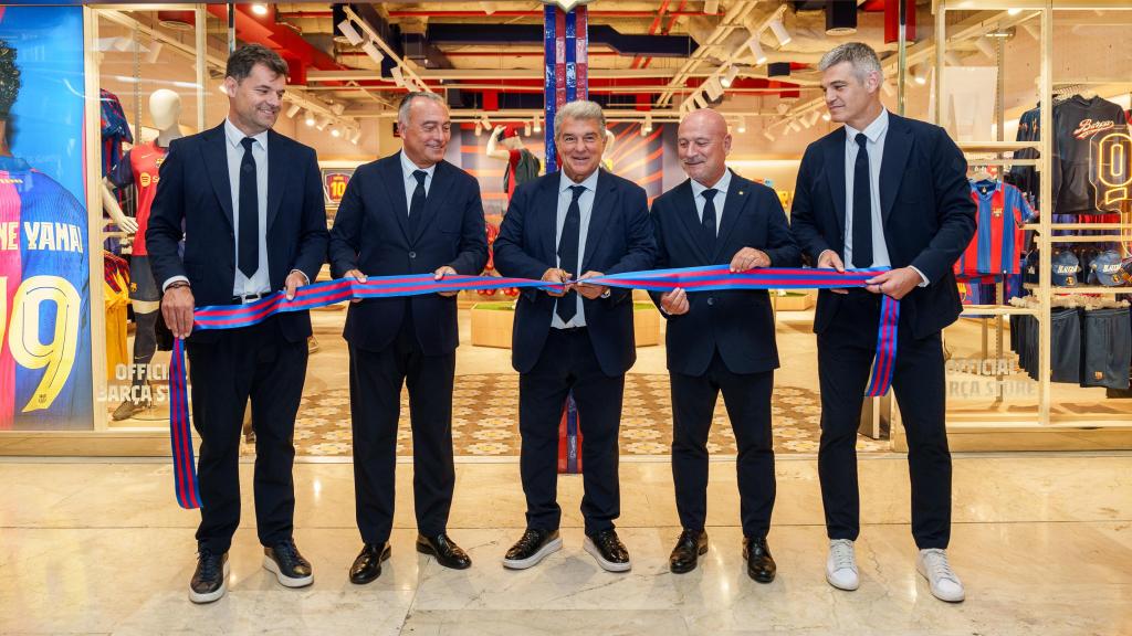 Joan Soler, Rafa Yuste, Joan Laporta, Josep Lluís Macià i Enric Masip inauguren la segona Barça Store a Madrid