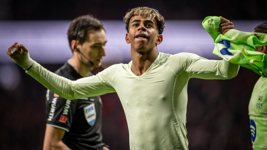 Lamine Yamal esclata d'alegria i es treu la samarreta per celebrar el seu gol a l'Atlètic de Madrid