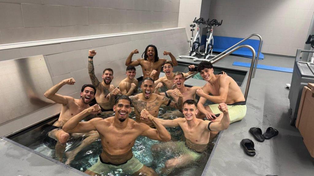 Els jugadors del Barça es banyen plens d'alegria al Wanda Metropolitano després de tombar l'Atlético de Madrid