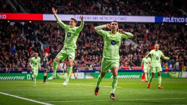 Gavi y Ferran Torres celebran la victoria del Barça en el Wanda Metropolitano