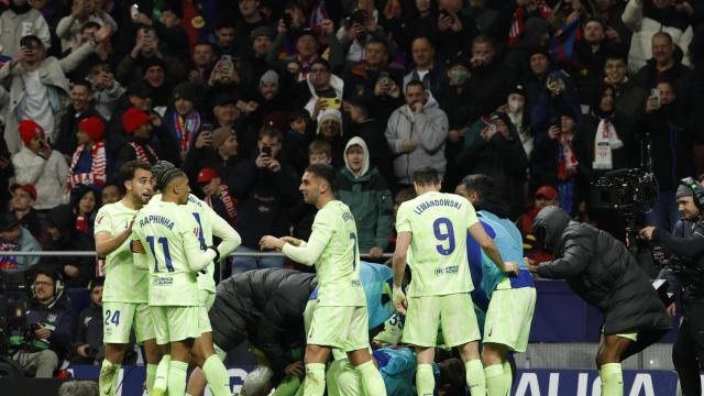 Los futbolistas del Barça celebran su victoria en el Metropolitano