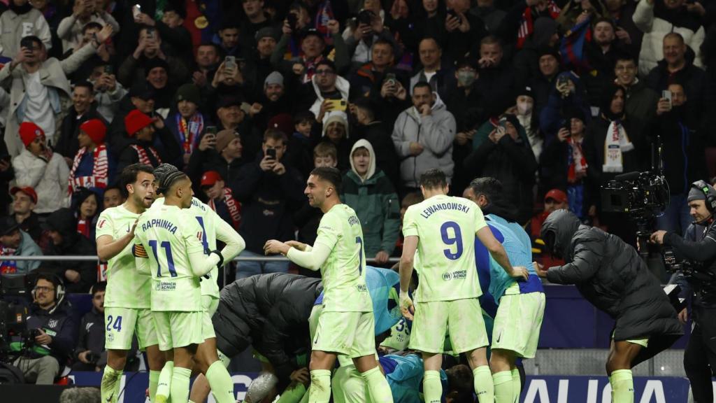 Los futbolistas del Barça celebran su victoria en el Metropolitano