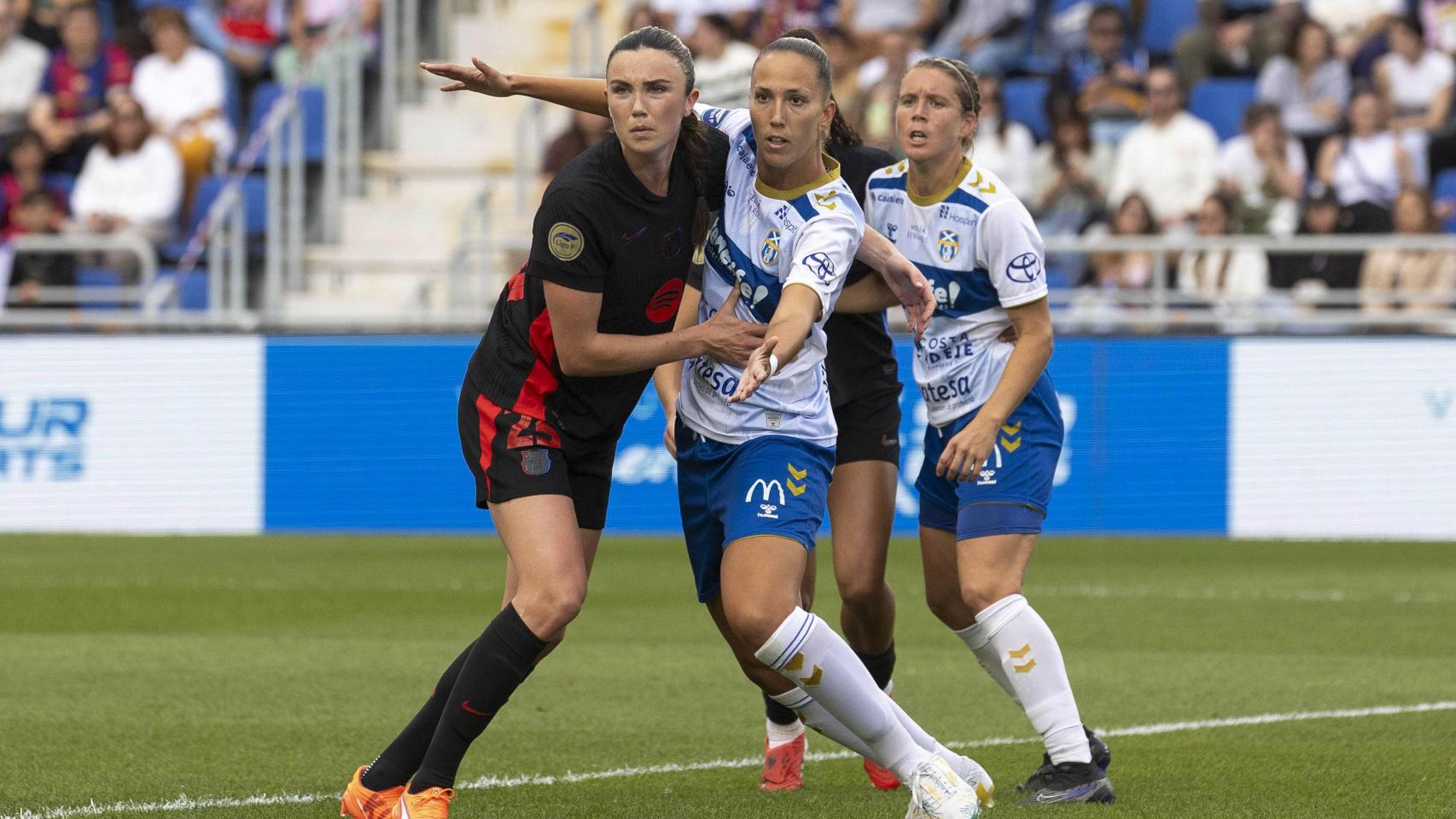 Ingrid Engen pugna con Sandra Castelló, en una acción a balón parado del UD Tenerife-Barça Femenino de Liga F