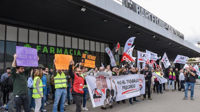 Varios trabajadores de Renfe y Adif con carteles durante una concentración por la huelga estatal, en la Estació de Sants