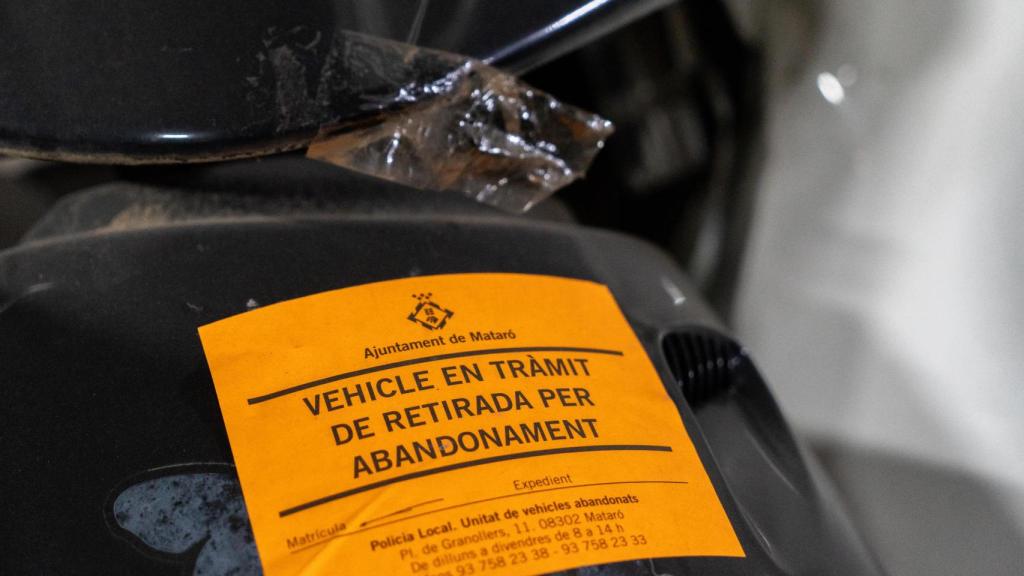 Imagen de un aviso de retirada de un vehículo en el depósito de Mataró