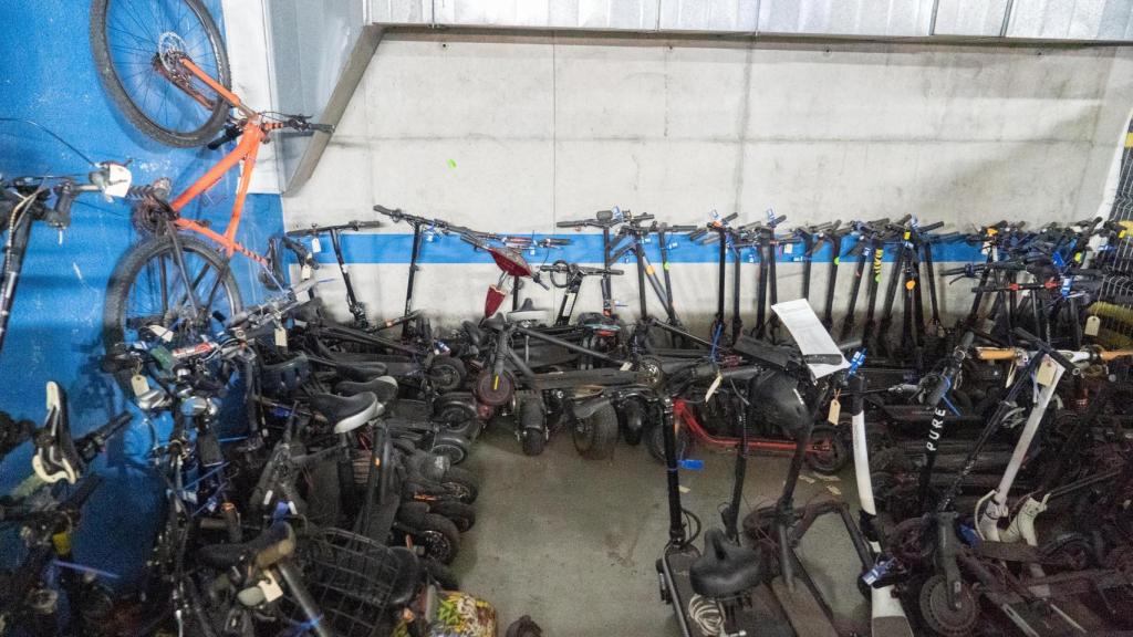 Imagen de patinetes y bicicletas en el depósito de vehículos de Mataró