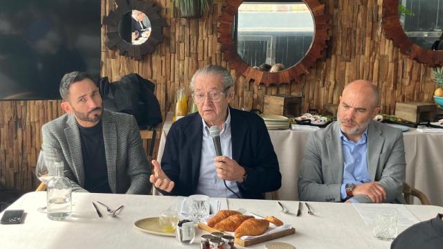 Imagen de Luis Conde (centro), presidente del Salón Náutico de Barcelona