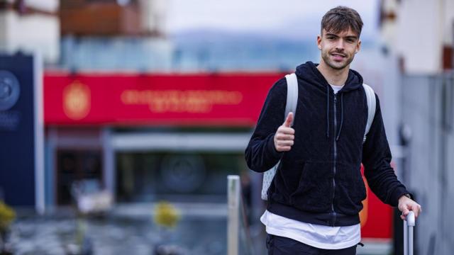 Raúl Asencio, central del Real Madrid, en su primera convocatoria con la selección española
