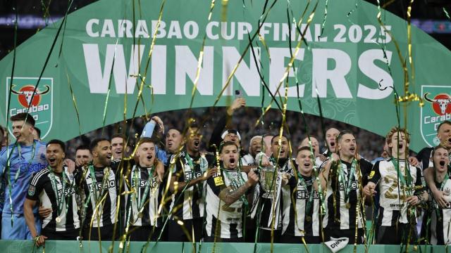 Los jugadores del Newcastle celebran su victoria en la Carabao Cup