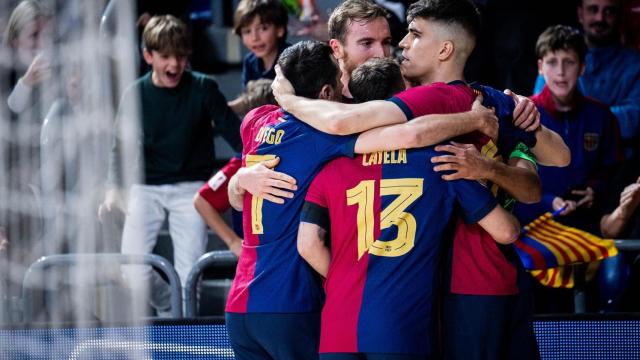 Los jugadores del Barça de fútbol sala celebran un gol de Antonio Pérez