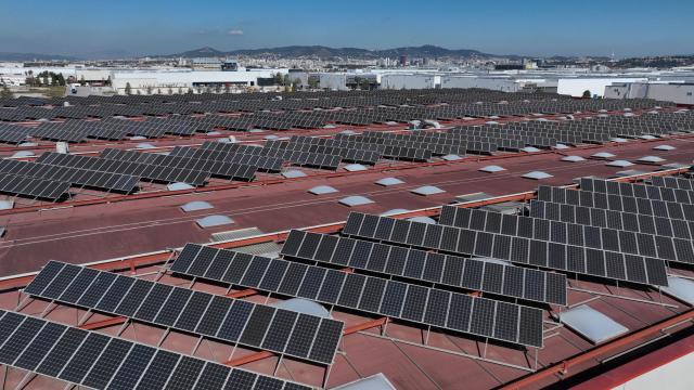 Placas fotovoltaicas en las instalaciones de Damm en el Puerto de Barcelona