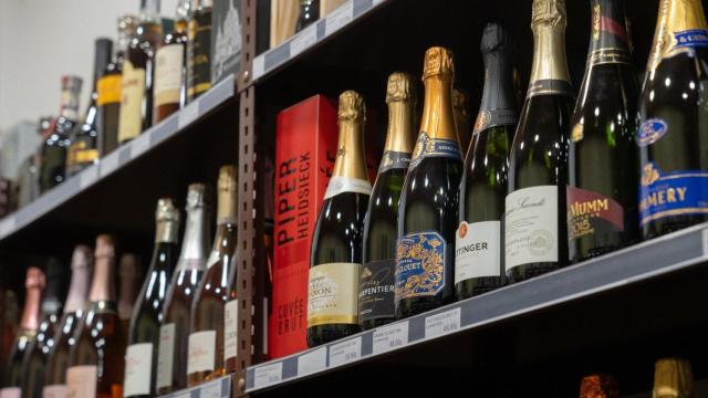 Imagen de archivo de varias botellas de cava en un supermercado