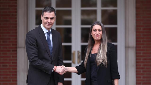 El presidente del Gobierno, Pedro Sánchez, recibe a la portavoz de Junts en el Congreso, Míriam Nogueras, en el Palacio de la Moncloa