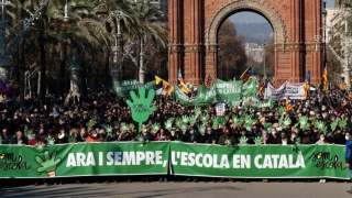 Manifestación nacionalista contra la sentencia que insta a impartir al menos un 25% de las clases en castellano en el sistema educativo monolingüe en catalán de la Generalitat