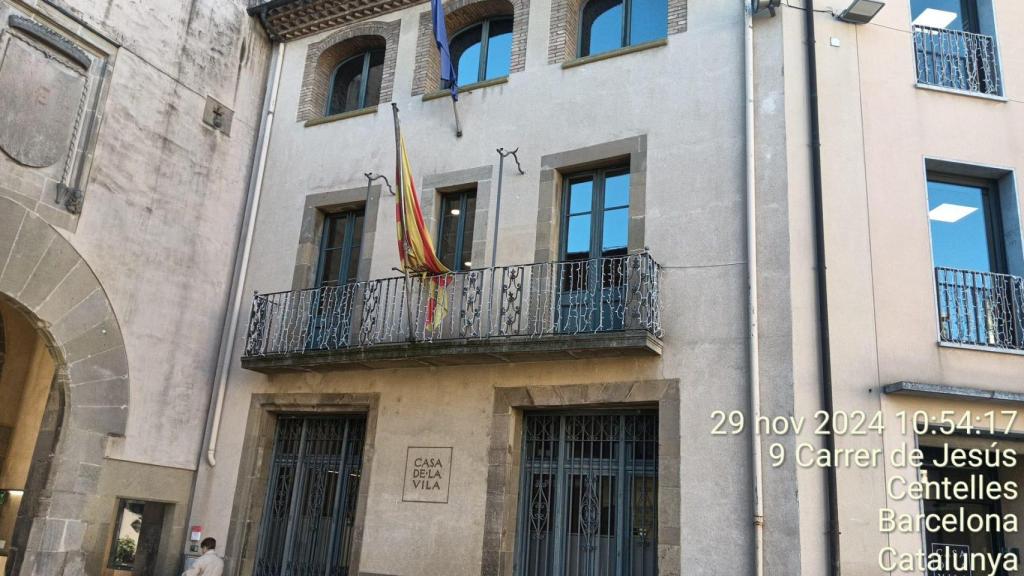 La 'senyera' catalana, única bandera en la fachada del Ayuntamiento de Centelles