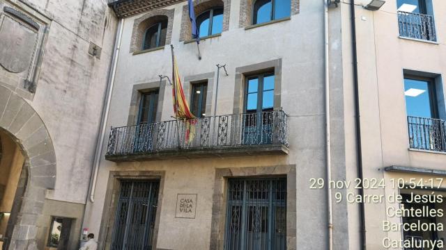 La 'senyera' catalana, única bandera en la fachada del Ayuntamiento de Centelles