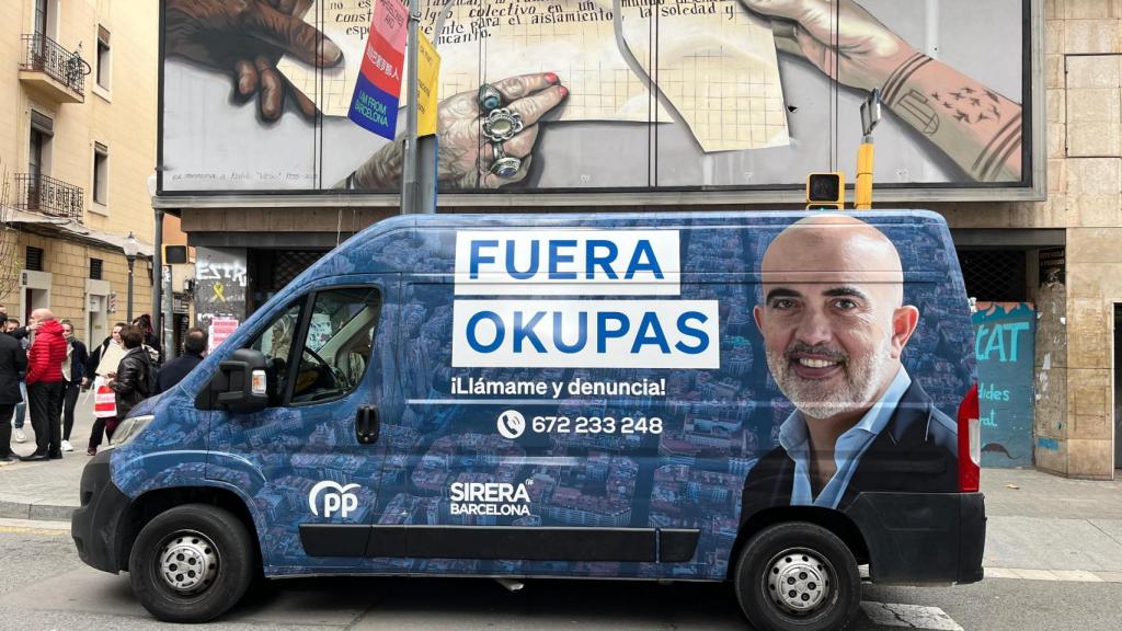 Furgoneta 'antiokupas' del PP frente a La Cinètika
