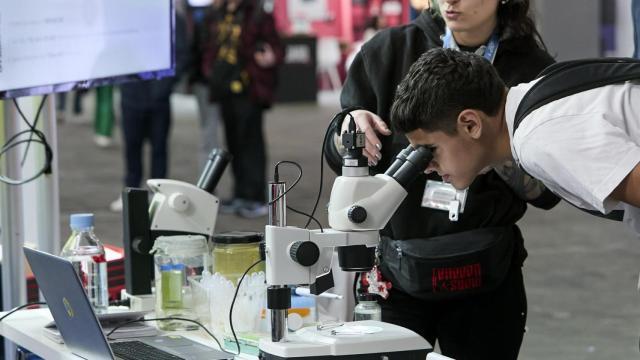Un estudiante en uno de los estands del Saló de l'Ensenyament del año pasado