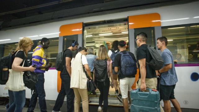 Varios viajeros suben a un tren de Rodalies