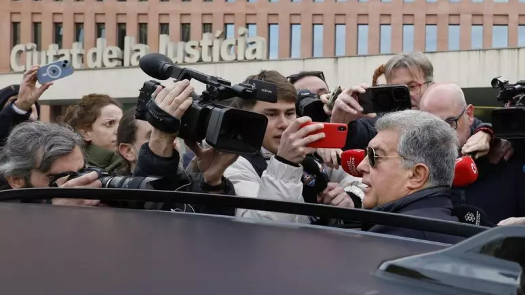 Joan Laporta entra en un cotxe després de declarar a la ciutat de la justícia pel 'cas Reus'