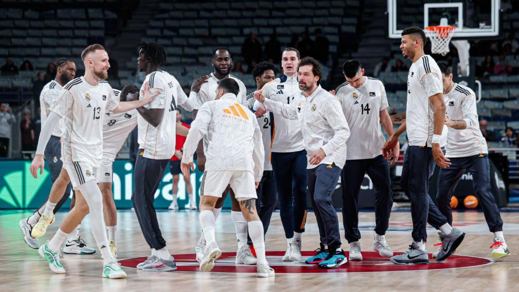 Los jugadores del Real Madrid de basket, poco antes de jugar un partido contra el Baskonia