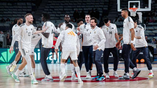 Los jugadores del Real Madrid de basket, poco antes de jugar un partido contra el Baskonia