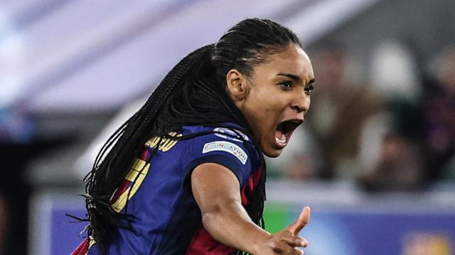 Salma Paralluelo festeja su gol en la Champions League al Wolfsburgo