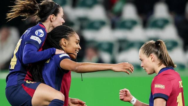 Ewa Pajor celebra un gol del Barça Femenino contra el Wolfsburgo con Aitana Bonmatí y Salma Paralluelo