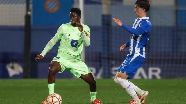 Landry Farré encara a un jugador del RCD Espanyol en el derbi catalán de la Copa Catalunya