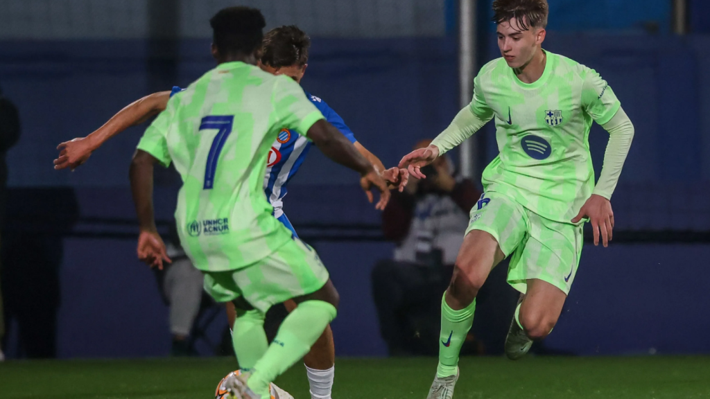 Aziz Issah y Tomás Márques defienden a un jugador del Espanyol en las semifinales de la Copa Catalunya