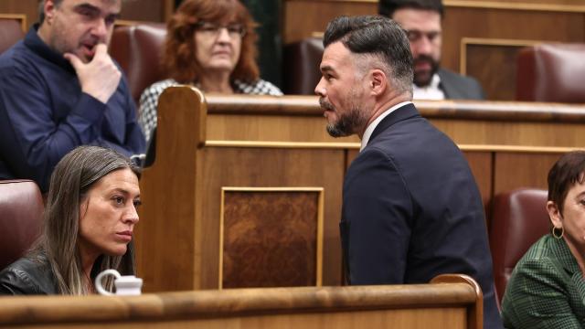La portavoz de Junts en el Congreso, Miriam Nogueras y el portavoz de ERC en el Congreso, Gabriel Rufián, interviene durante una sesión de control al Gobierno, en el Congreso de los Diputados, a 19 de marzo de 2025, en Madrid (España)