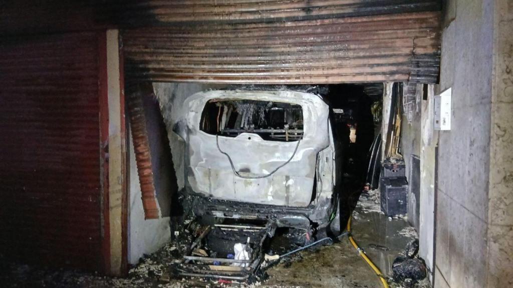 Imagen de la furgoneta que ha quedado calcinada en Gavà