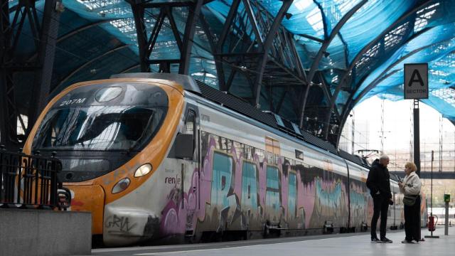 Un tren en la estación de Francia, donde opera Rodalies, a 21 de febrero de 2025, en Barcelona
