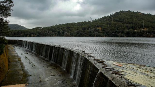 Vista del embalse de Foix al 100% de su capacidad, a 19 de marzo de 2025, en Castellet y Gornal, Barcelona