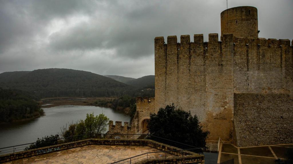 Vista del embalse de Foix al 100% de su capacidad, a 19 de marzo de 2025, en Castellet y Gornal, Barcelona