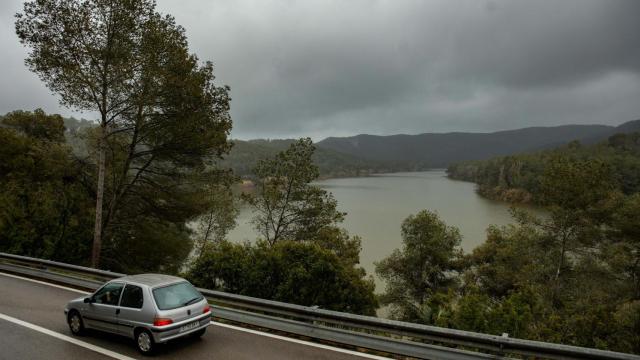Vista del embalse de Foix al 100% de su capacidad, a 19 de marzo de 2025, en Castellet y Gornal, Barcelona