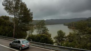 Vista del embalse de Foix al 100% de su capacidad, a 19 de marzo de 2025, en Castellet y Gornal, Barcelona