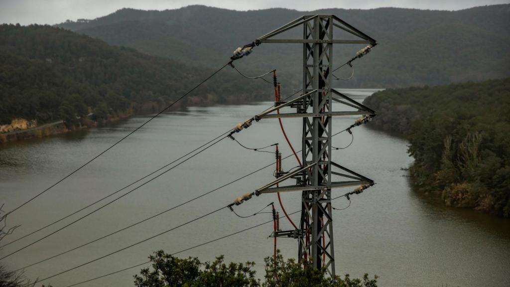 Vista del embalse de Foix al 100% de su capacidad, a 19 de marzo de 2025, en Castellet y Gornal, Barcelona