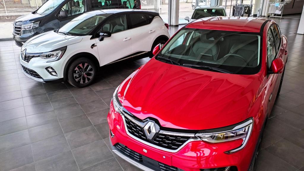 Imagen de archivo de unos vehículos en un concesionario