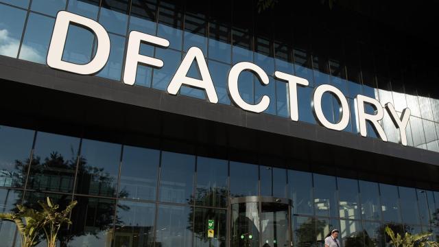 Exterior del edificio del DFactory, dentro del ecosistema del Consorci de la Zona Franca de Barcelona