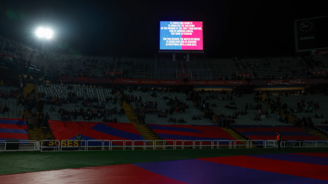 El cartel que anuncia la muerte del doctor Carles Miñarro y la suspensión del Barça-Osasuna en Montjuïc