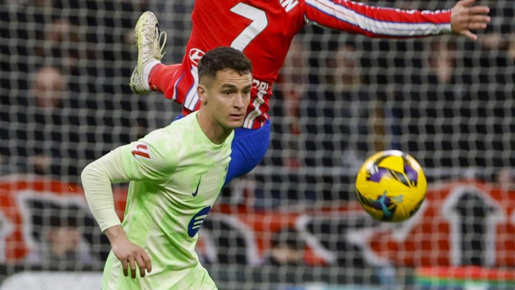 Marc Casadó, durante el Atlético de Madrid-Barça de Liga en el Wanda Metropolitano
