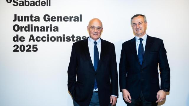 Josep Oliu, presidente de Banco Sabadell (izq.), y César González-Bueno, consejero delegado