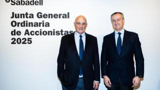 Josep Oliu, presidente de Banco Sabadell (izq.), y César González-Bueno, consejero delegado