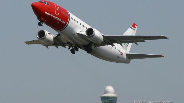 Imagen de archivo de un avión de Norwegian en pleno despegue