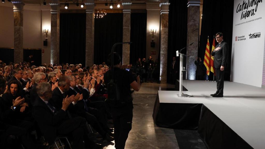El presidente catalán, Salvador Illa, recibe los aplausos de los asistentes tras presentar su plan para que Cataluña recupere el liderazgo económico de España mediante la movilización de 18.500 millones de euros hasta el año 2030, durante un acto celebrado este jueves en Madrid