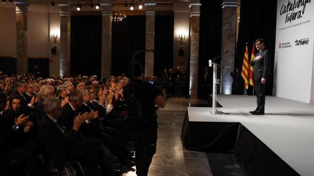 El presidente catalán, Salvador Illa, recibe los aplausos de los asistentes tras presentar su plan para que Cataluña recupere el liderazgo económico de España mediante la movilización de 18.500 millones de euros hasta el año 2030, durante un acto celebrado este jueves en Madrid