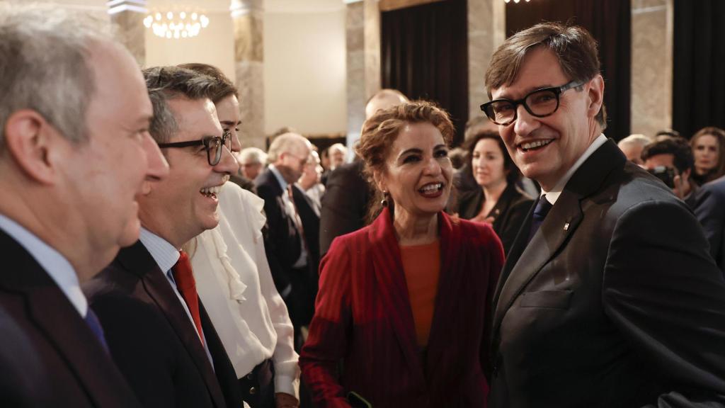 El presidente catalán, Salvador Illa (d), conversa con la vicepresidenta primera y ministra de Hacienda, María Jesús Montero (2d), la vicepresidenta tercera y ministra para la Transición Ecológica y Reto Demográfico, Sara Aagesen, el ministro de Presidencia, Justicia y Relaciones con las Cortes, Félix Bolaños (2i), y el titular de Industria y Turismo, Jordi Hereu (i), tras presentar su plan para que Cataluña recupere el liderazgo económico de España mediante la movilización de 18.500 millones de euros hasta el año 2030, este jueves en Madrid